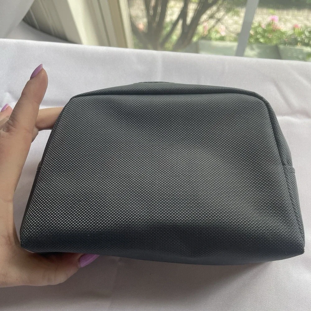 Tumi Delta Airlines First Class Amenity Track Bag Pouch Toiletry Kit EUC Gray